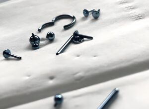Titânio anodizado: Processo, aplicações e benefícios